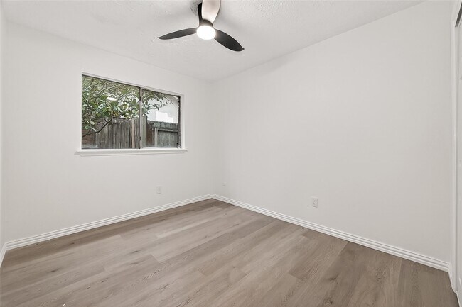 Building Photo - 16235 La Terra Dr