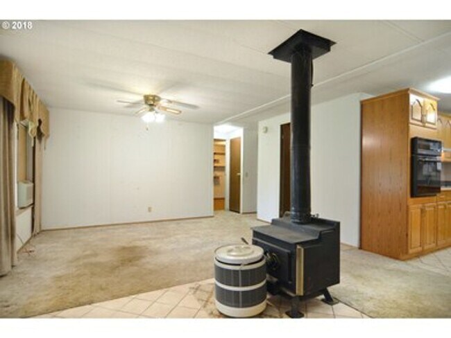 Foto del edificio - 3 Bedroom, 2 Bath, 1344 sf Home with Shop and Workshop in the Country!