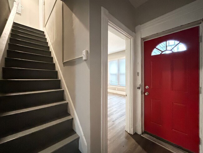 Building Photo - Amazing Harvard Home! *Move In Special - 1...