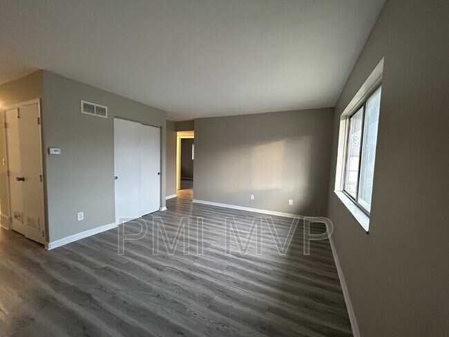 Foto del edificio - 834 Whitethorne Ave