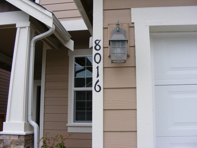 Foto del edificio - 4 bedroom plus a den in Puyallup