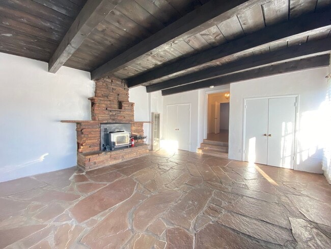 Building Photo - Rustic Santa Fe Charm on Kathryn Ave.