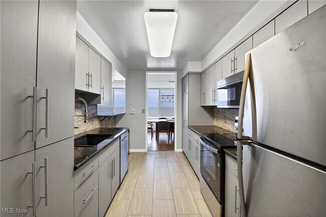 Foto del edificio - 12700 Lake Ave