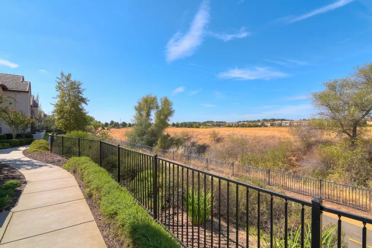 Foto principal - Beautiful Condo in Folsom Next to Greenbelt!