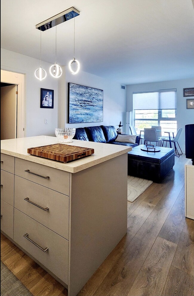 Photo du bâtiment - East York 2 Bed + Den, 2 Bath New Build Co...