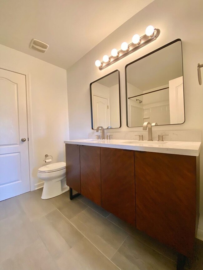 Foto del edificio - Modern 2BR/2BA Home Near BNA – Open Concep...
