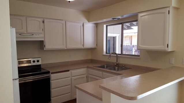 Kitchen - 5601 Cascade Dr