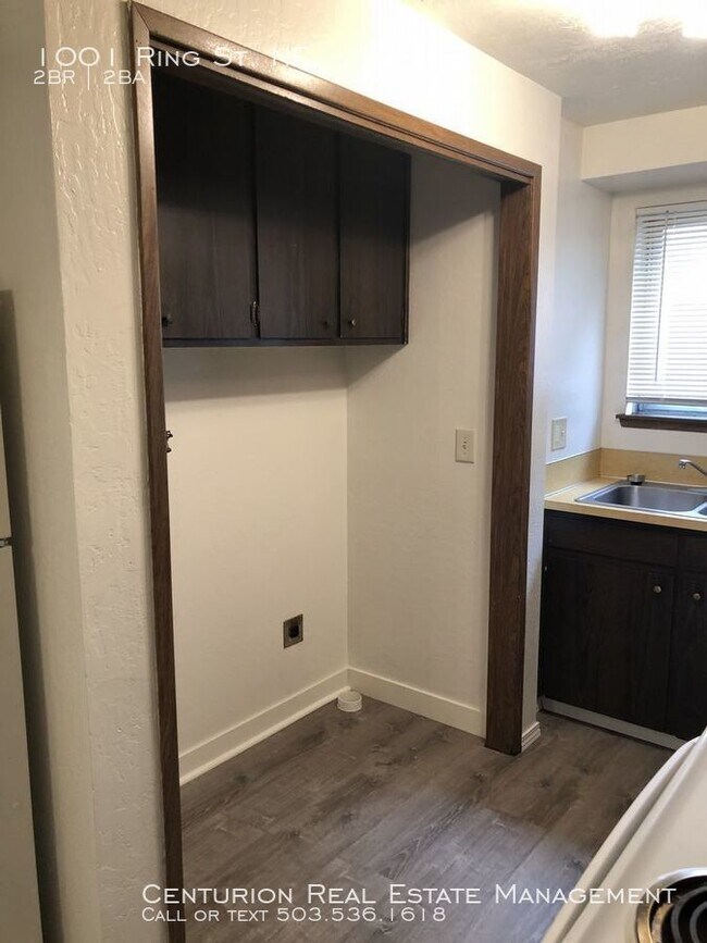 Building Photo - 1001 Ring St NE