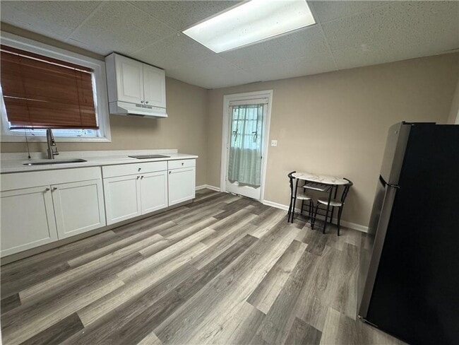 Building Photo - 5971 Robin Hood Ln