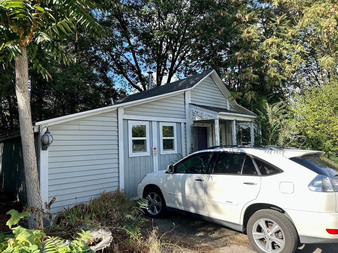 Primary Photo - Adorable 1 Bedroom House Downtown Grass Va...