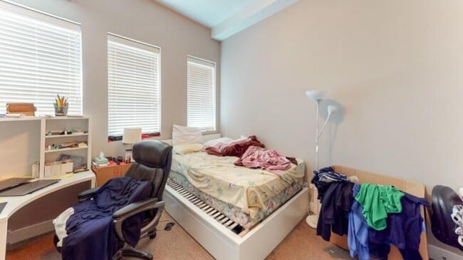Building Photo - 3 bedroom in CHICAGO IL 60616