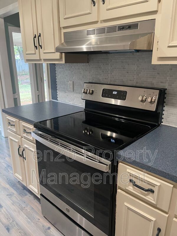 Foto del edificio - 1340 Blanchfield Dr