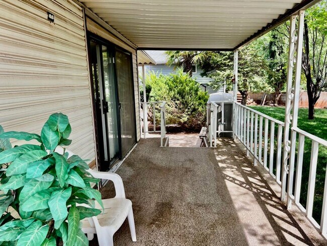 Building Photo - Kings Row - 1 bed 1 Bath. Furnished!