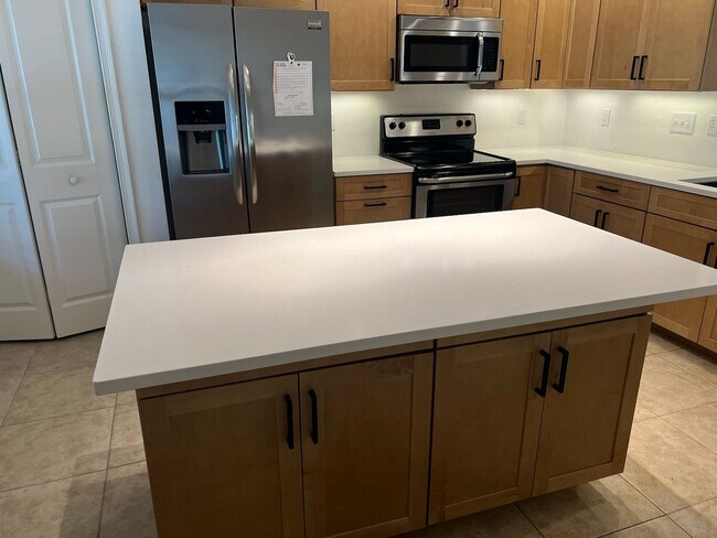 Foto del edificio - Beautifully renovated 3 bedroom 2 1/2 bath...