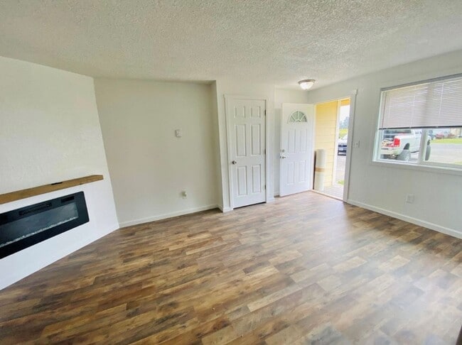 Building Photo - 3 Bedroom, 1 Bathroom Duplex