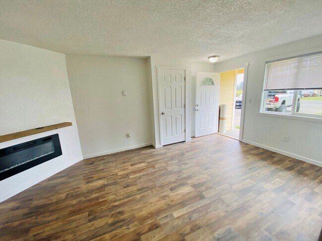Foto del edificio - 3 Bedroom, 1 Bathroom Duplex