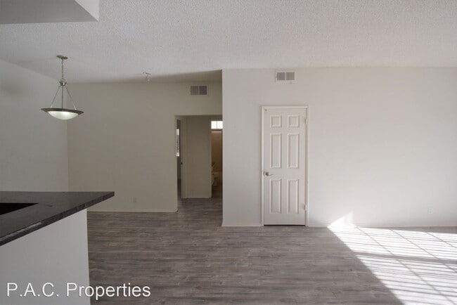 Building Photo - 2 br, 2 bath Apartment - 11594 Moorpark St...