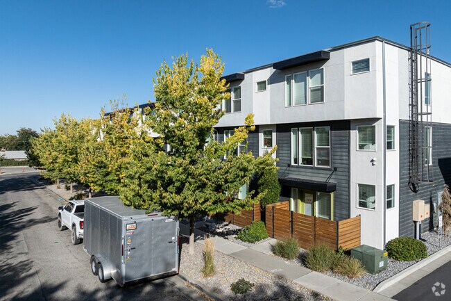 Foto del edificio - Moda Highland Park