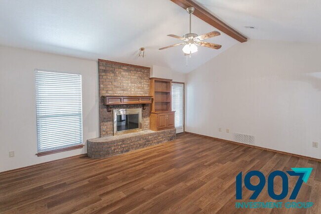Building Photo - Three-Bedroom Home in Moore Schools