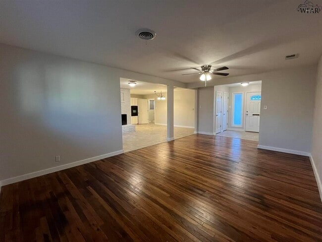 Building Photo - 2711 Chase Dr