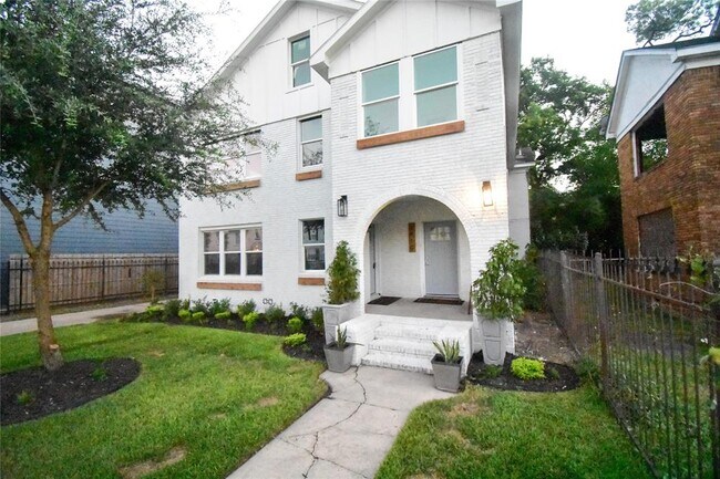 Building Photo - 2410 Truxillo St