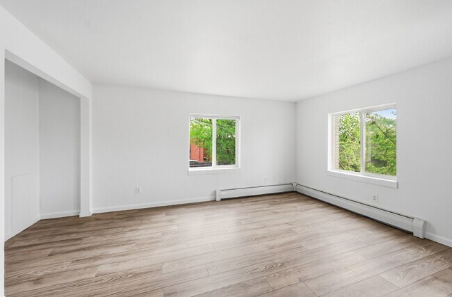 Foto del edificio - $1,440.95 with $300 Off the first month's rent,  2 Beds - 1 Bath, Condo in Denver with Granite Co...