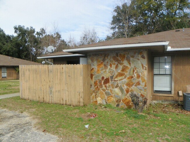 Building Photo - 2 bed 2 bath updated apartment in NW Pensa...