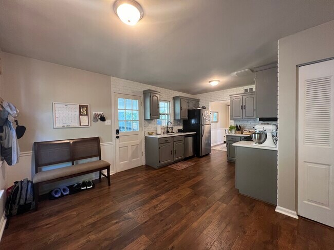Foto del edificio - 7407 Beverly Manor Dr