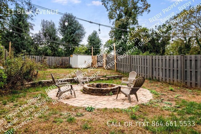 Building Photo - 3 Bedroom 2 Bath with large private yard! ...