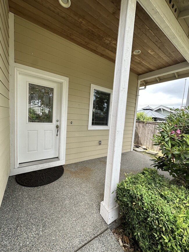 Building Photo - 3104 Sunset Dr W