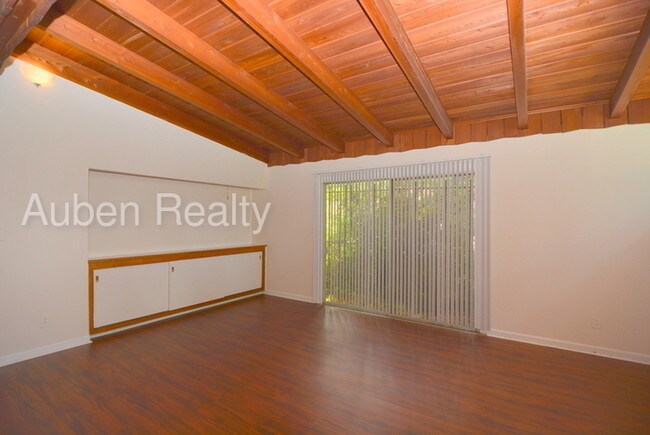 Building Photo - 4 Bed/1.5 Bath Near Pendleton King Park