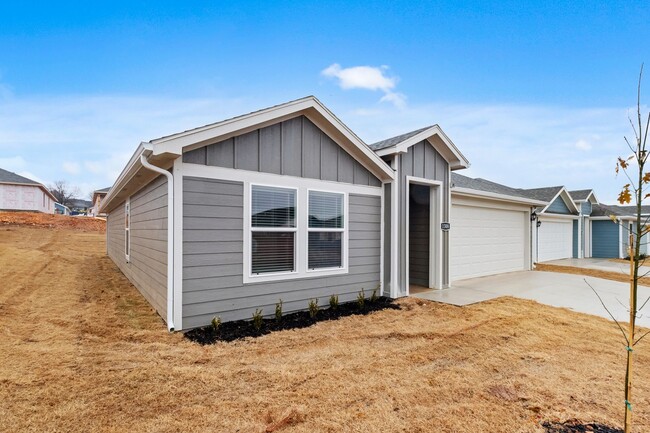 Building Photo - Fully Fenced! Beautiful 4/2!