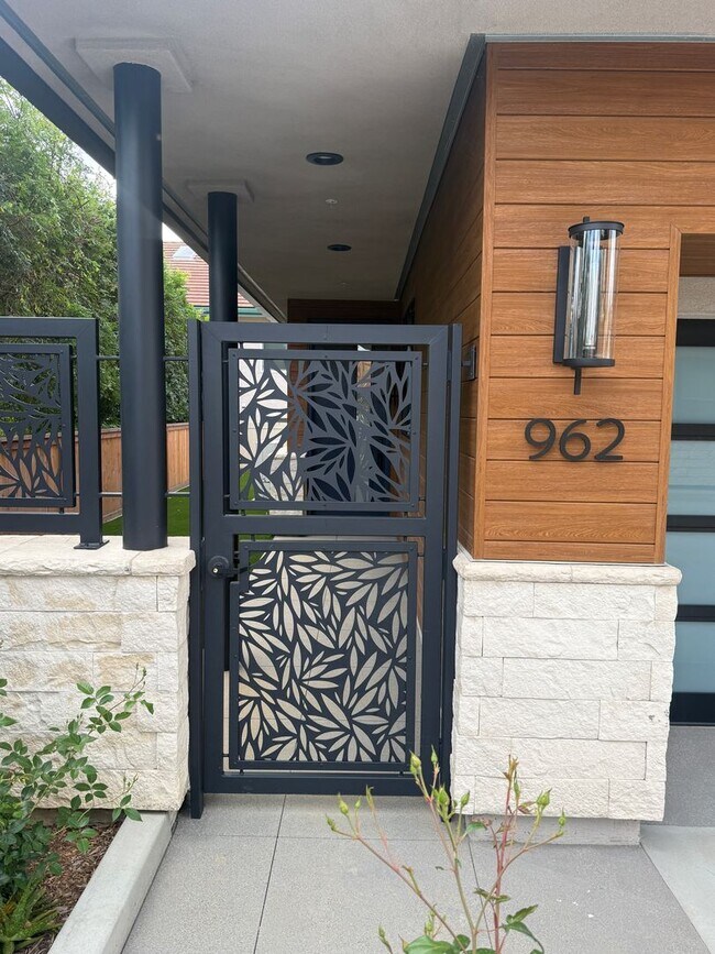 Foto del edificio - Brand new construction! 3 bedroom 3.5 bath end unit