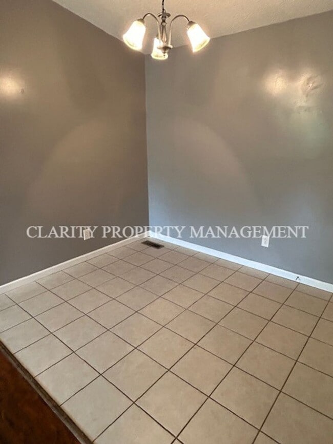 Building Photo - Spacious 3 bedroom apartment near Lee!