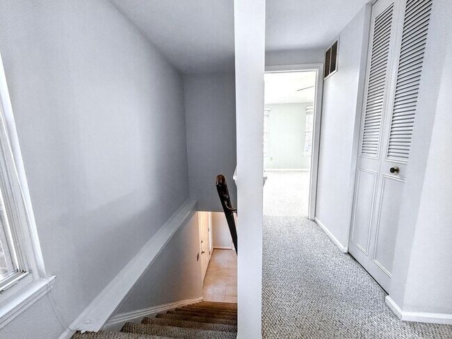 Foto del edificio - Charming 2-Bedroom Home with Modern Amenit...