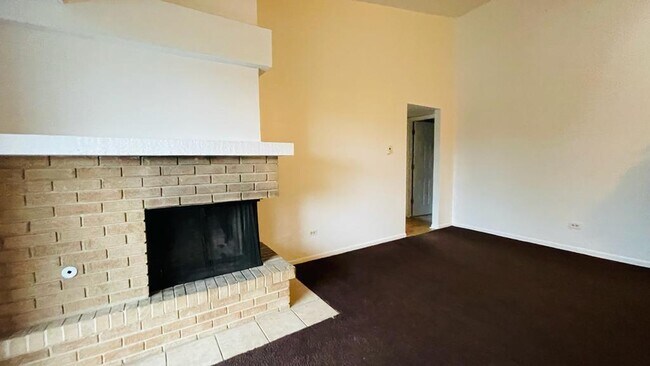 Foto del edificio - 6015 Lakeside Pl