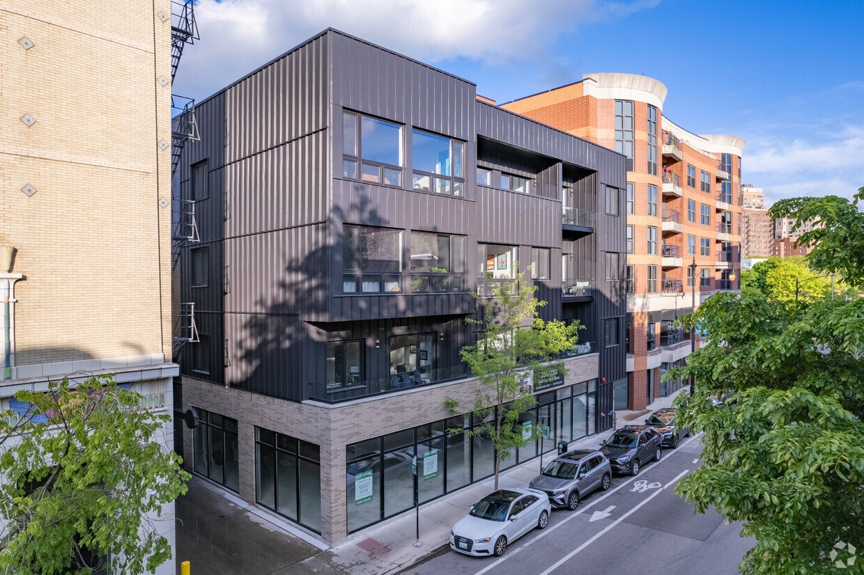 Primary Photo - 2317 N Clark St