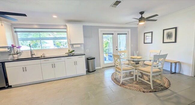 Foto del edificio - 18686 Van Nuys Cir