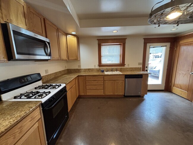 Building Photo - 431thompson