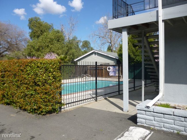 Foto del edificio - 1983 Bonifacio St