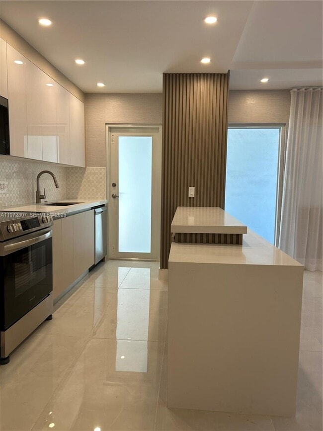 Foto del edificio - 2430 NE 135th St