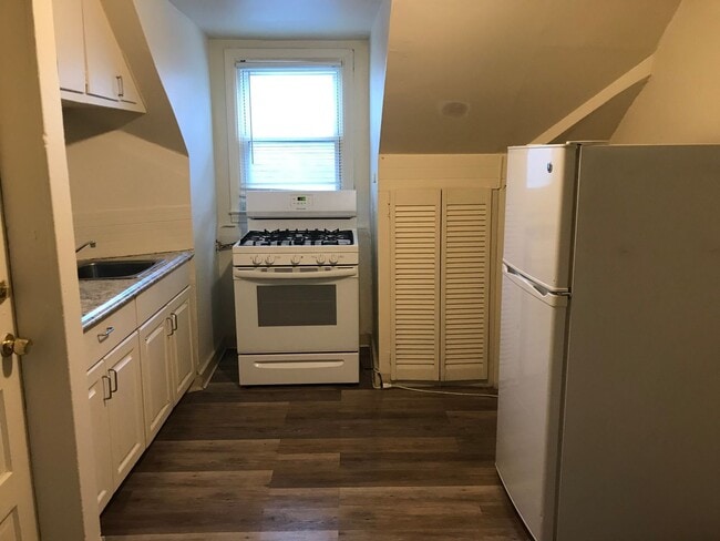 Building Photo - ELM 869-871