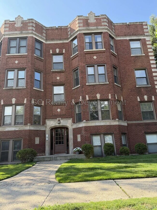 Building Photo - 702 Reba Pl