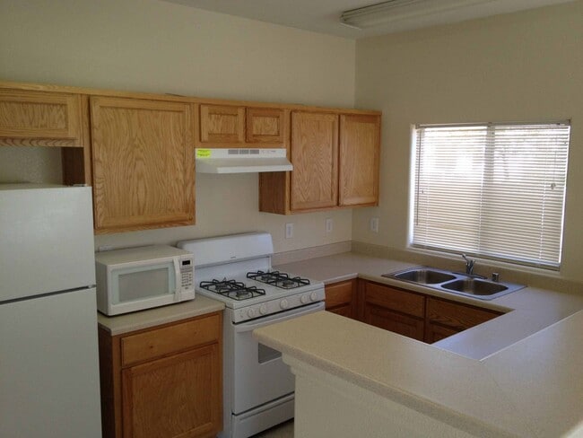 Building Photo - Two Story townhouse with one car garage.