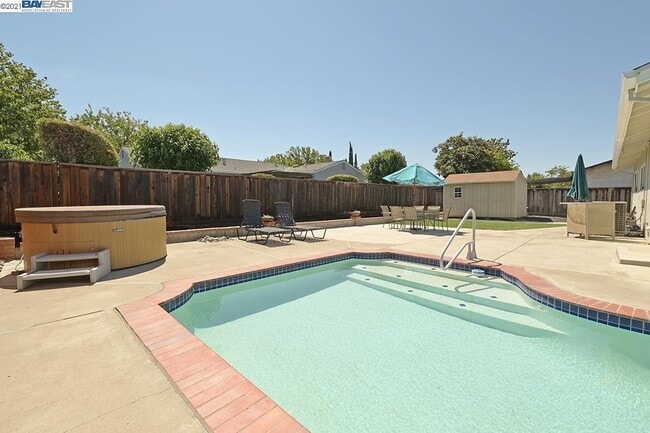 Building Photo - 560 Murdell Ln