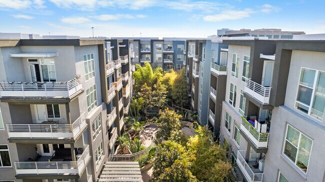Tranquil courtyards and landscaping - Stadium House Apartments