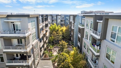 Tranquil courtyards and landscaping - Stadium House Apartments