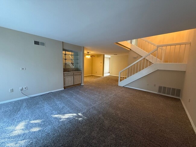 Foto del edificio - 3 bed, 2 1/2 bath townhome in quiet complex