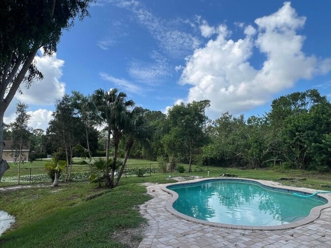 Foto del edificio - 12816 67th St N