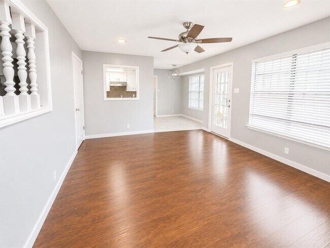 Building Photo - 305 Starbright Dr